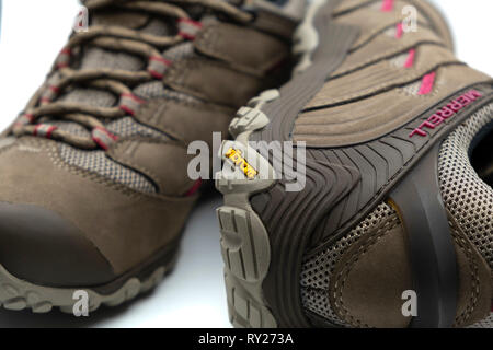 Close up di Vibram suole di gomma su Merrel scarpe da trekking Foto Stock