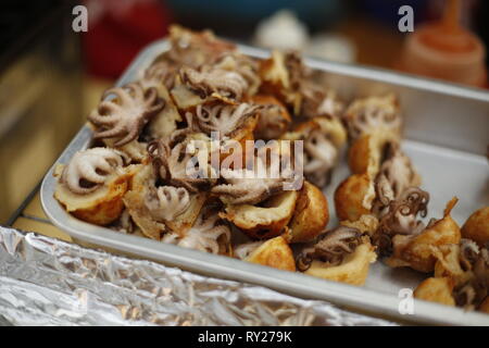 Preparati freschi asian fritto takoyaki tailandese polpo palle. Cucina tailandese tradizionale fatta di ingredienti freschi. Foto Stock