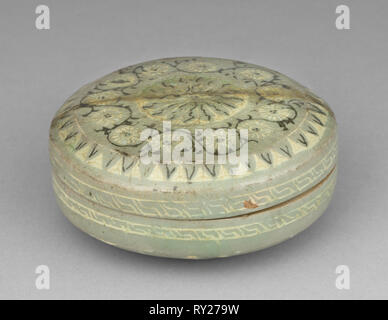 Scatola e coperchio con intarsio di crisantemo e Design di scorrimento, 1200s. Corea, periodo Goryeo (918-1392). In ceramica Foto Stock