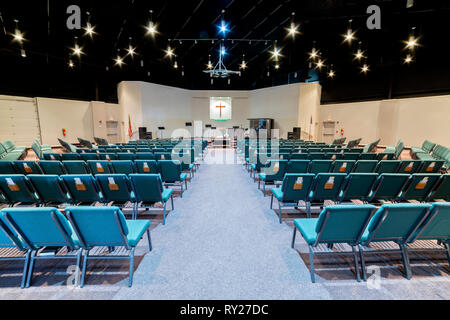 Inquadratura orizzontale di una chiesa auditorium dalla parte posteriore rivolta verso la fase guardando verso il centro della corsia. Foto Stock