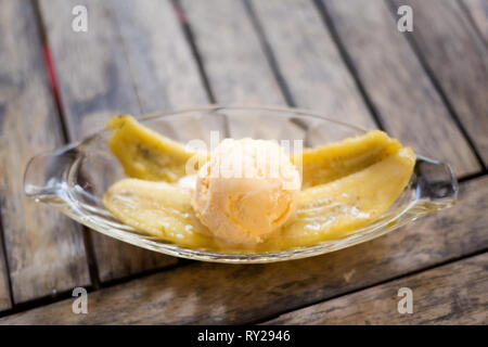 Preparati freschi asiatica di gelato alla vaniglia con banane fritte dessert. Cucina tailandese tradizionale fatta di ingredienti freschi. Foto Stock