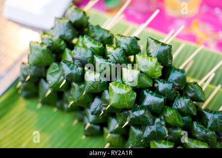 Preparati freschi asian betel leaf avvolge servito su spiedini. Cucina tailandese tradizionale fatta di ingredienti freschi. Foto Stock