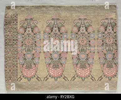 Due pezzi da una sciarpa, 1700s. Iran, XVIII secolo. Brocade; complessivo: 38,5 x 50,5 cm (15 3/16 x 19 7/8 in Foto Stock