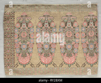 Due pezzi da una sciarpa, 1700s. Iran, XVIII secolo. Brocade; complessivo: 38,5 x 50,5 cm (15 3/16 x 19 7/8 in Foto Stock