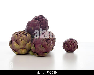 Carciofi crudi, Mediterraneo, vegetali non cotti sul bianco. Foto Stock