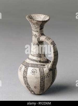 Caraffa, c. 1450-1200 A.C. Cipro, tardo cipriota II. White slip ware; diametro: 7,1 cm (2 13/16 in.), in totale: 14,6 cm (5 3/4 in.); diametro del cerchio: 4,3 cm (1 11/16 in Foto Stock