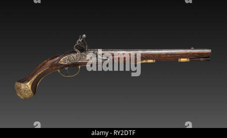 Coppia di Flintlock Pistols, primi 1700s. Scuola franco fiamminga, Liegi, inizio del XVIII secolo. Acciaio con intarsi dorati, con doratura supporti in ottone; radica di noce stock; cesellata alta decorazione in rilievo; complessivo: 49,5 cm (19 1/2 in.); cilindretto: 32,1 cm (12 5/8 in.); foro: 1,5 cm (9/16 in Foto Stock
