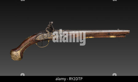 Coppia di Flintlock Pistols, primi 1700s. Scuola franco fiamminga, Liegi, inizio del XVIII secolo. Acciaio con intarsi dorati, con doratura supporti in ottone; radica di noce stock; cesellata alta decorazione in rilievo; complessivo: 49,5 cm (19 1/2 in.); cilindretto: 32,1 cm (12 5/8 in.); foro: 1,5 cm (9/16 in Foto Stock