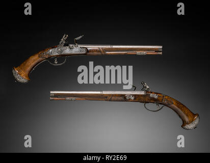 Coppia di Flintlock Pistols, c. 1690-1700. Gio Borgognone (italiano), Lazarino Cominazzo (Italiano). Acciaio, Acciaio cesellato con calcio in noce; complessivo: 49,5 cm (19 1/2 in.); cilindretto: 30,9 cm (12 3/16 in.); foro: 1,3 cm (1/2 in Foto Stock