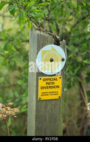 ​Sign su un montante lungo il tragitto. Sentiero pubblico su una freccia direzionale. Qui di seguito una descrizione aggiuntiva, percorso ufficiale di diversione, NORTH NORFOLK consiglio del distretto. ​ Foto Stock