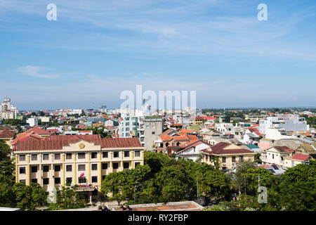 Alta vista sui tetti degli edifici moderni in tonalità, Thua Thien-Hue Provincia, Vietnam Asia Foto Stock