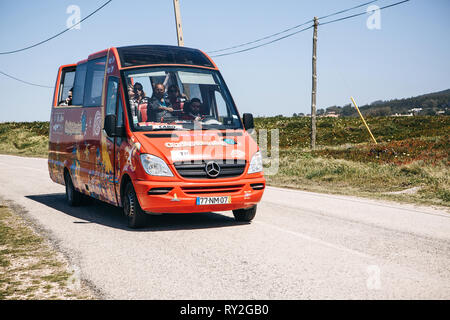 Il Portogallo, Sintra, 26 Giugno 2018: un autobus turistico o minibus trasporta i turisti da Sintra a Cape Roca . Foto Stock