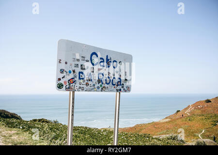 Il Portogallo, Sintra, 26 Giugno 2018: segnaletica stradale o segno di Cabo da Roca. Questo è il punto più occidentale dell'Europa. Foto Stock