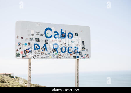 Il Portogallo, Sintra, 26 Giugno 2018: segnaletica stradale o segno di Cabo da Roca. Questo è il punto più occidentale dell'Europa. Foto Stock