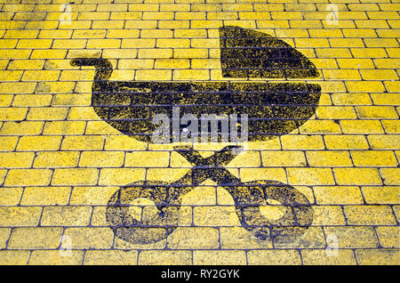 Baby buggy icona in nero su giallo indicante la pavimentazione posto parcheggio per gli ospiti con bambini piccoli Foto Stock