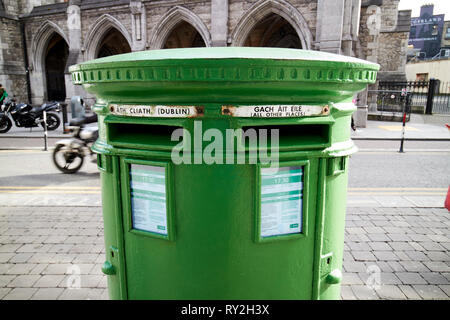 Verde Matrimoniale irlandese post box con i vecchi post e telegraphs p logo t Dublino Repubblica di Irlanda Europa Foto Stock