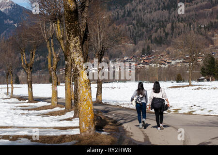 Due donne a piedi il paese di Pinzolo nelle Dolomiti di Brenta, Italia del nord Europa Foto Stock