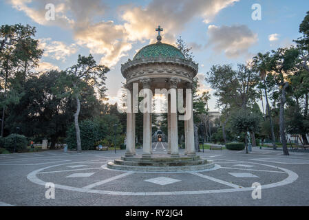 Gazebo di Giuseppe Garibaldi giardini pubblici (Giardini Pubblici - Villa Comunale) di Lecce, Puglia, Italia. Bellissimo Parco nella regione Puglia Foto Stock