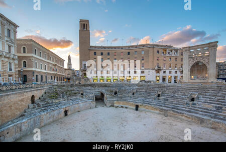 Vista panoramica dell'anfiteatro romano (Anfiteatro romano ), su Sant'Oronzo (Piazza) nella città vecchia al tramonto. Lecce, Puglia, Italia Foto Stock