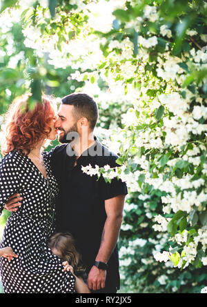 Amare ragazzo e ragazza in posa insieme sulla fotocamera Foto Stock