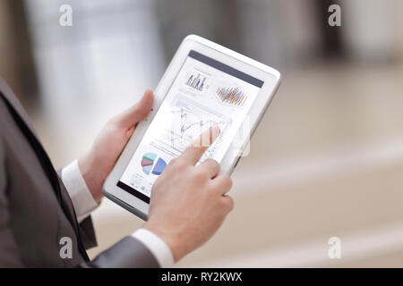 In prossimità delle mani dell'uomo lavora con tavoletta digitale, Finanziaria Foto Stock