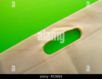 Appartamento laici spazio copia.Utilizzando riutilizzabile morbido eco-friendly sacchetti al posto dei sacchetti di plastica, la protezione della natura concetto, la Giornata della Terra Foto Stock