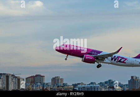 Kiev, Ucraina, Marzo 7, 2019. Aeroplano multicolori azienda Wizzair viene a prendere su case contro uno sfondo di cielo blu. da vicino. Foto Stock