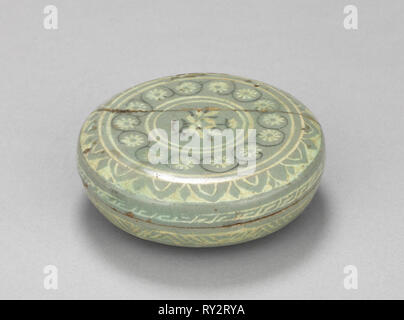 Scatola e coperchio con crisantemo e Design di scorrimento, 1200s-1300s. Corea, periodo Goryeo (918-1392). Celadon intarsiato ware; complessivo: 2,8 cm (1 1/8 in Foto Stock