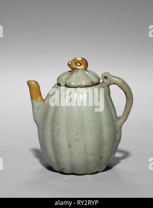 Il melone a forma di Ewer vino, 1100s-1200s. Corea, periodo Goryeo (918-1392). Céladon; diametro esterno: 6,7 cm (2 5/8 in.); Altezza con coperchio: 9 cm (3 9/16 in Foto Stock