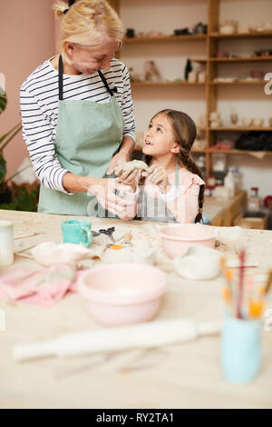 Bambina godendo in ceramica Foto Stock