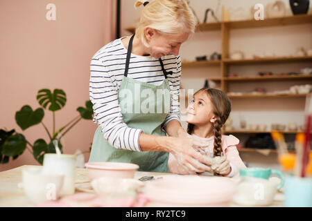 Insegnante di ceramica Foto Stock