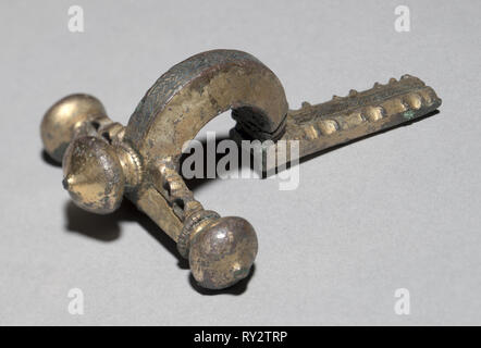 Crossbow fibula, c. 350-400. O gallo-romana Romano-British, periodo di migrazione del IV secolo. In bronzo dorato,-bronzo, argento e niello; complessivo: 10,2 x 7,1 x 3,8 cm (4 x 2 13/16 x 1 1/2 in Foto Stock