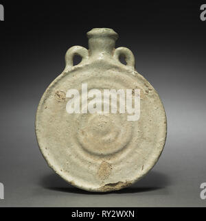 Pallone da pellegrino, 1-200. Parthian, 1a-2a secolo. La terracotta; complessivo: 17,6 cm (6 15/16 in Foto Stock