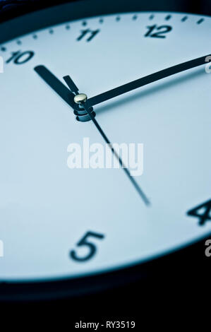 Close up di un orologio da parete Foto Stock