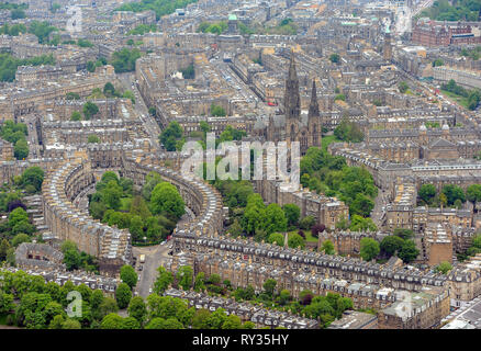 Vista aerea della Cattedrale di St Mary e il west end di Edimburgo di nuova città. Foto Stock