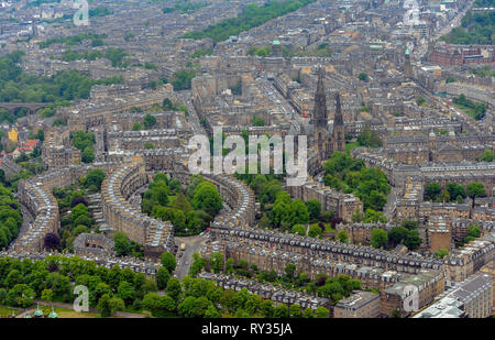 Vista aerea della Cattedrale di St Mary e il west end di Edimburgo di nuova città. Foto Stock