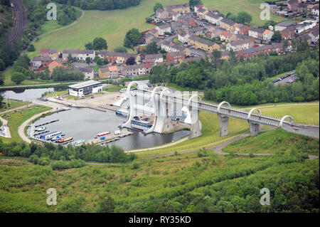 Vista aerea del Falkirk Wheel che collega il Forth & Clyde Canale con la Union Canal vicino a Falkirk in Scozia. Foto Stock