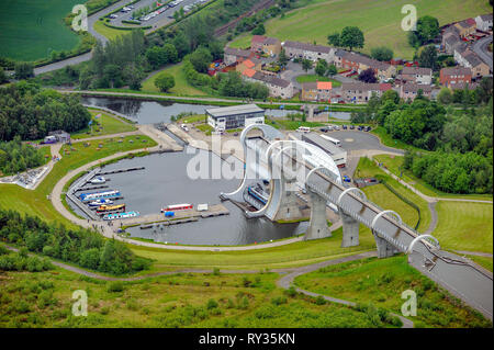 Vista aerea del Falkirk Wheel che collega il Forth & Clyde Canale con la Union Canal vicino a Falkirk in Scozia. Foto Stock