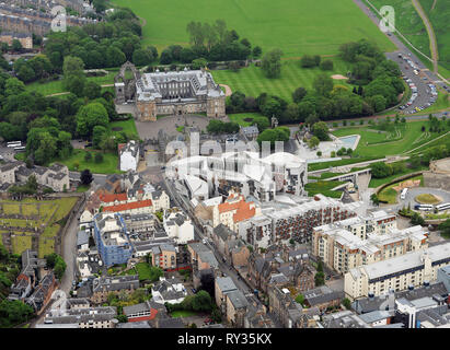 Vista aerea del parlamento scozzese e il Palazzo di Holyroodhouse, Edimburgo. Foto Stock