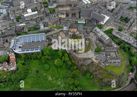 Veduta aerea del castello di Edimburgo e il centro di Edimburgo. Foto Stock