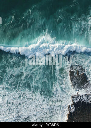 Antenna vista superiore dell'oceano onda con schiuma. Drone foto Foto Stock