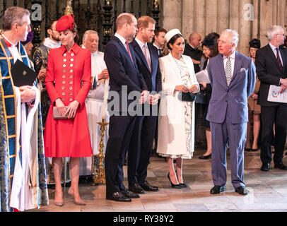 Il Duca e la Duchessa di Cambridge (centro sinistra) con il Duca e la Duchessa di Sussex (al centro) con il Principe di Galles (destra) come essi partecipare al servizio del Commonwealth presso l'Abbazia di Westminster, Londra. Foto Stock