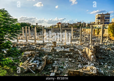 Pneumatico Sito Patrimonio Mondiale rovine pilastri strada asfaltata Foto Stock