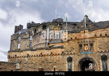 Edimburgo, Scozia - Agosto 14, 2018: il Castello di Edimburgo è una storica fortezza che si siede sul castello di roccia. Essa rimane una grande parte di Scotlands compit Foto Stock