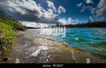 Il fiume Reno vicino a Sasbach in Germania a inizio primavera Foto Stock