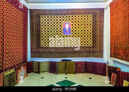 Ashgabat turkmeno tappeto nazionale museo interno con Presidente Gurbanguly Berdimuhamedov immagine Foto Stock