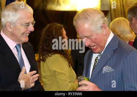 Il Principe di Galles (destra) condivide una barzelletta con l ex Primo ministro John Major presso l annuale Giornata del Commonwealth la ricezione a Marlborough House, la casa di al Segretariato del Commonwealth a Londra. Foto Stock