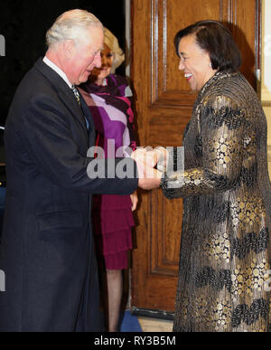 Il Principe di Galles la duchessa di Cornovaglia sono accolti dal segretario generale del Commonwealth Patricia Scozia in occasione dell'annuale Giornata del Commonwealth la ricezione a Marlborough House, la casa di al Segretariato del Commonwealth a Londra. Foto Stock