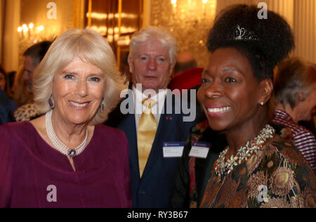 La duchessa di Cornovaglia e Floella Benjamin presso l annuale Giornata del Commonwealth la ricezione a Marlborough House, la casa di al Segretariato del Commonwealth a Londra. Foto Stock