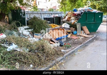 Samara, Russia - 4 Settembre 2018: contenitori di rifiuti e rifiuti diversi presso la soleggiata città street Foto Stock